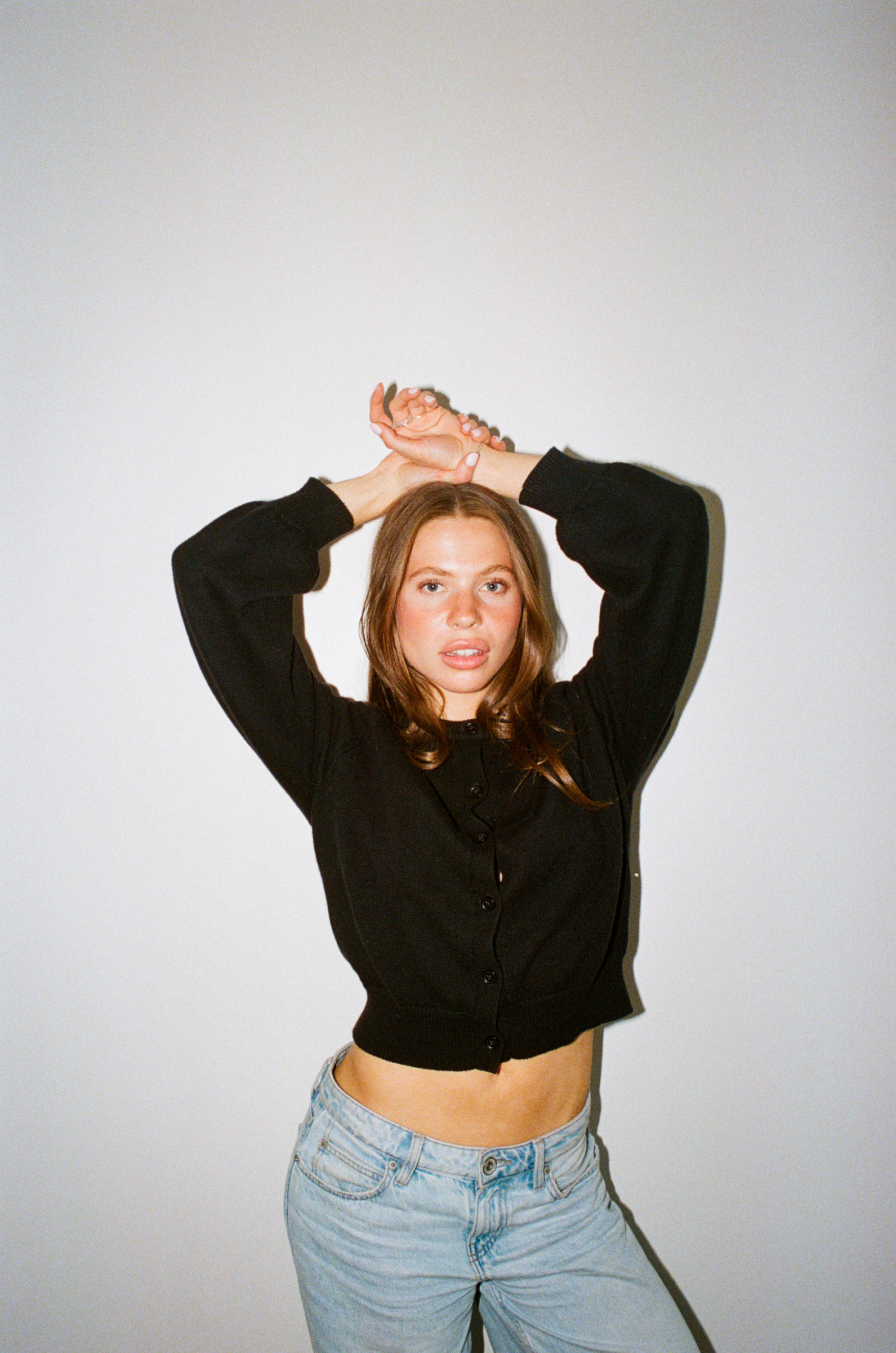 louana arms up